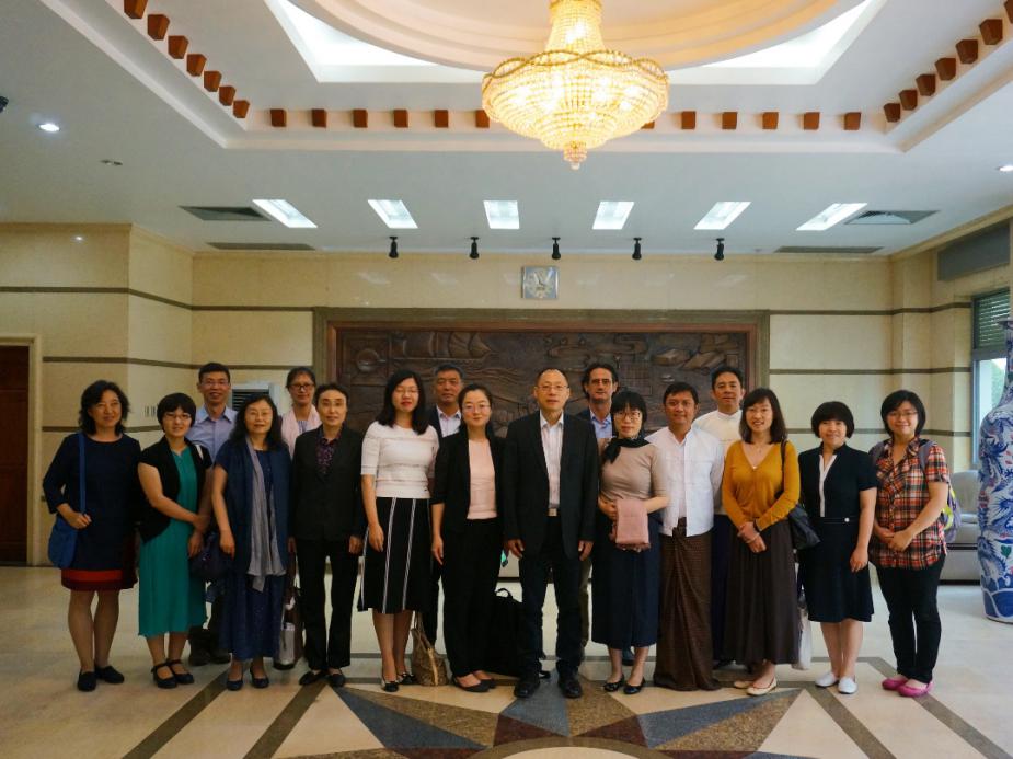 图2💇🏻‍♂️：督导团和当地的项目执行机构拜访中国驻缅甸使馆经济商务处时的合影