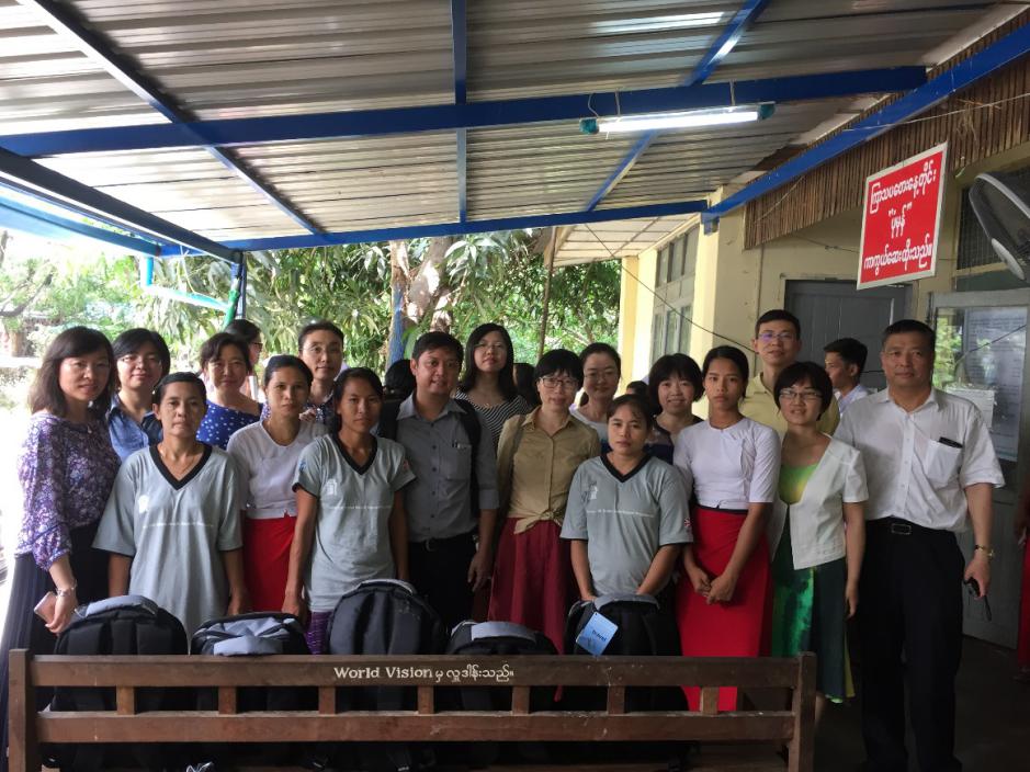 图4🕵️‍♂️：督导组与项目资助培训的卫生促进人员在诊所合影